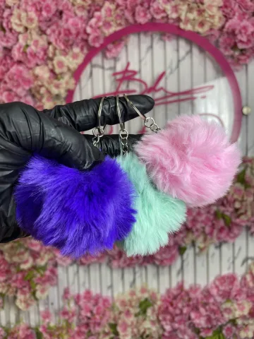 BIG POM POM WITH KEYCHAIN